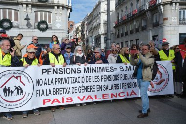 Emeklilik protestosu sırasında protestocular, Puerta del Sol 'da 26 Ekim 2024' te İspanya 'nın Madrid kentinde bulunan herkese iyi ve yeterli emekli maaşı sağlama amaçlı protestocular.