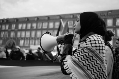 25 Ekim 2024 'te Madrid Plaza Belediye Başkanı' nda Filistin 'i destekleyen bir gösteri sırasında birkaç kişi.