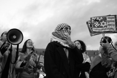 25 Ekim 2024 'te Madrid Plaza Belediye Başkanı' nda Filistin 'i destekleyen bir gösteri sırasında birkaç kişi.