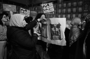 25 Ekim 2024 'te Madrid Plaza Belediye Başkanı' nda Filistin 'i destekleyen bir gösteri sırasında birkaç kişi.