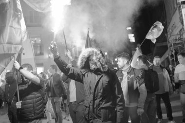 İspanya Falanjisi 'nin Madrid' in merkezindeki 78 rejimine karşı 25 Ekim 2024 'te Madrid, İspanya' da düzenlenen bir gösteri sırasında birkaç kişi.