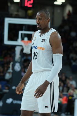 Real Madrid 'den Serge Ibaka, Real Madrid ile Basquet Manresa arasında oynanan ACB Liga Endesa Basketbol maçı sırasında 27 Ekim 2024 tarihinde İspanya' nın başkenti Madrid 'de oynanan WiZink Center' da oynanmıştır.