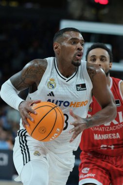 Real Madrid 'den Xavier Rathan, Real Madrid ile Basquet Manresa arasındaki ACB Liga Endesa Basketbol maçı sırasında 27 Ekim 2024 tarihinde İspanya' da WiZink Center 'da oynanmıştır.