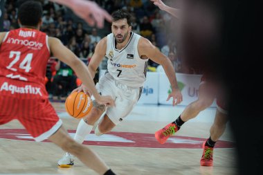 Real Madrid 'den Facu Campazzo, Real Madrid ile Basquet Manresa arasındaki ACB Liga Endesa Basketbol maçı sırasında 27 Ekim 2024 tarihinde İspanya' nın başkenti Madrid 'de oynanmıştır.