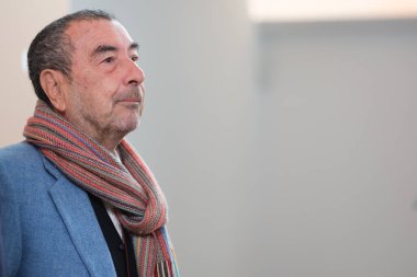 Film yapımcısı Jose Luis Garci, 31 Ekim 2024 tarihinde Madrid İspanya 'da düzenlenen Forque Ödülleri Altın Madalyası basın toplantısında,