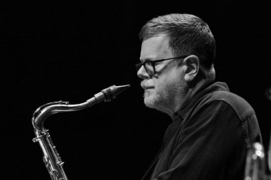 Amerikalı saksafoncu Ken Vandermark 1 Kasım 2024 'te İspanya' nın başkenti Madrid 'de düzenlenen JAZZMADRID konserinde performans sergiliyor.