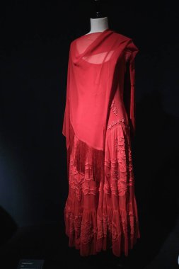 Tasarımcı ve tasarımcı Lorenzo Caprile Lorenzo Caprile 'in 1 Kasım 2024' te İspanya 'nın Madrid kentindeki Sala Canal de Isabel II' de sergisinin açılışında tasarladığı elbiseler.