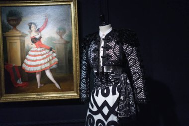 Tasarımcı ve tasarımcı Lorenzo Caprile Lorenzo Caprile 'in 1 Kasım 2024' te İspanya 'nın Madrid kentindeki Sala Canal de Isabel II' de sergisinin açılışında tasarladığı elbiseler.