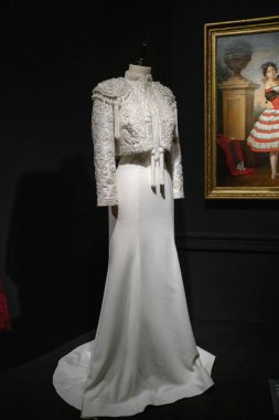 Tasarımcı ve tasarımcı Lorenzo Caprile Lorenzo Caprile 'in 1 Kasım 2024' te İspanya 'nın Madrid kentindeki Sala Canal de Isabel II' de sergisinin açılışında tasarladığı elbiseler.