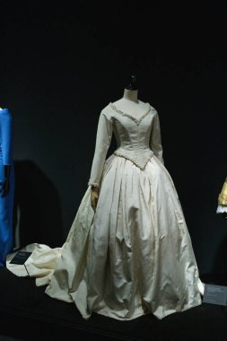 Tasarımcı ve tasarımcı Lorenzo Caprile Lorenzo Caprile 'in 1 Kasım 2024' te İspanya 'nın Madrid kentindeki Sala Canal de Isabel II' de sergisinin açılışında tasarladığı elbiseler.