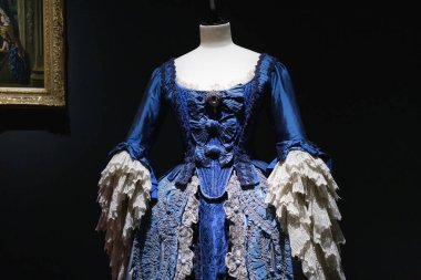 Tasarımcı ve tasarımcı Lorenzo Caprile Lorenzo Caprile 'in 1 Kasım 2024' te İspanya 'nın Madrid kentindeki Sala Canal de Isabel II' de sergisinin açılışında tasarladığı elbiseler.