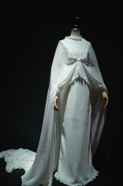 Tasarımcı ve tasarımcı Lorenzo Caprile Lorenzo Caprile 'in 1 Kasım 2024' te İspanya 'nın Madrid kentindeki Sala Canal de Isabel II' de sergisinin açılışında tasarladığı elbiseler.