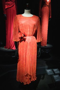 Tasarımcı ve tasarımcı Lorenzo Caprile Lorenzo Caprile 'in 1 Kasım 2024' te İspanya 'nın Madrid kentindeki Sala Canal de Isabel II' de sergisinin açılışında tasarladığı elbiseler.