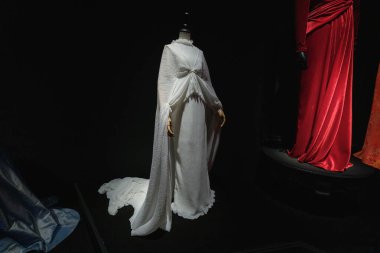 Tasarımcı ve tasarımcı Lorenzo Caprile Lorenzo Caprile 'in 1 Kasım 2024' te İspanya 'nın Madrid kentindeki Sala Canal de Isabel II' de sergisinin açılışında tasarladığı elbiseler.