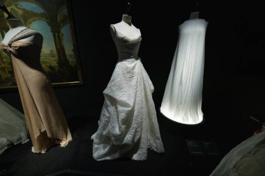 Tasarımcı ve tasarımcı Lorenzo Caprile Lorenzo Caprile 'in 1 Kasım 2024' te İspanya 'nın Madrid kentindeki Sala Canal de Isabel II' de sergisinin açılışında tasarladığı elbiseler.