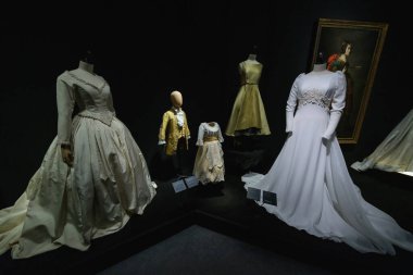 Tasarımcı ve tasarımcı Lorenzo Caprile Lorenzo Caprile 'in 1 Kasım 2024' te İspanya 'nın Madrid kentindeki Sala Canal de Isabel II' de sergisinin açılışında tasarladığı elbiseler.