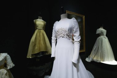 Tasarımcı ve tasarımcı Lorenzo Caprile Lorenzo Caprile 'in 1 Kasım 2024' te İspanya 'nın Madrid kentindeki Sala Canal de Isabel II' de sergisinin açılışında tasarladığı elbiseler.