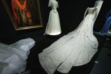 Tasarımcı ve tasarımcı Lorenzo Caprile Lorenzo Caprile 'in 1 Kasım 2024' te İspanya 'nın Madrid kentindeki Sala Canal de Isabel II' de sergisinin açılışında tasarladığı elbiseler.