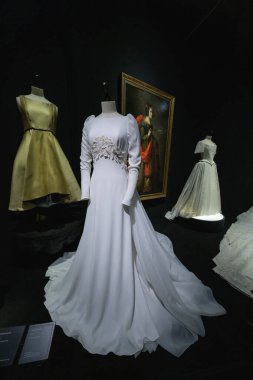 Tasarımcı ve tasarımcı Lorenzo Caprile Lorenzo Caprile 'in 1 Kasım 2024' te İspanya 'nın Madrid kentindeki Sala Canal de Isabel II' de sergisinin açılışında tasarladığı elbiseler.