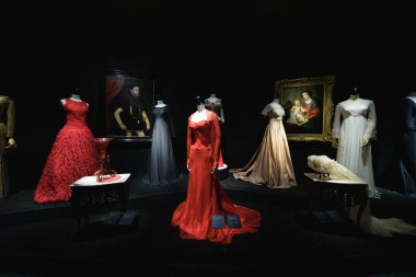 Tasarımcı ve tasarımcı Lorenzo Caprile Lorenzo Caprile 'in 1 Kasım 2024' te İspanya 'nın Madrid kentindeki Sala Canal de Isabel II' de sergisinin açılışında tasarladığı elbiseler.