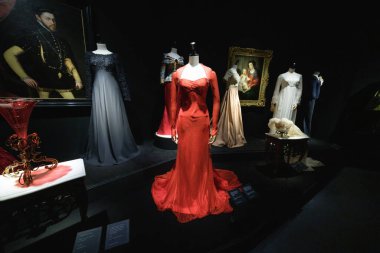 Tasarımcı ve tasarımcı Lorenzo Caprile Lorenzo Caprile 'in 1 Kasım 2024' te İspanya 'nın Madrid kentindeki Sala Canal de Isabel II' de sergisinin açılışında tasarladığı elbiseler.