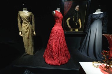 Tasarımcı ve tasarımcı Lorenzo Caprile Lorenzo Caprile 'in 1 Kasım 2024' te İspanya 'nın Madrid kentindeki Sala Canal de Isabel II' de sergisinin açılışında tasarladığı elbiseler.