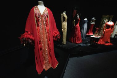 Tasarımcı ve tasarımcı Lorenzo Caprile Lorenzo Caprile 'in 1 Kasım 2024' te İspanya 'nın Madrid kentindeki Sala Canal de Isabel II' de sergisinin açılışında tasarladığı elbiseler.