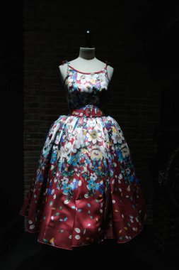 Tasarımcı ve tasarımcı Lorenzo Caprile Lorenzo Caprile 'in 1 Kasım 2024' te İspanya 'nın Madrid kentindeki Sala Canal de Isabel II' de sergisinin açılışında tasarladığı elbiseler.