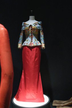 Tasarımcı ve tasarımcı Lorenzo Caprile Lorenzo Caprile 'in 1 Kasım 2024' te İspanya 'nın Madrid kentindeki Sala Canal de Isabel II' de sergisinin açılışında tasarladığı elbiseler.