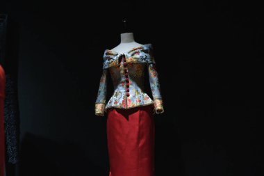 Tasarımcı ve tasarımcı Lorenzo Caprile Lorenzo Caprile 'in 1 Kasım 2024' te İspanya 'nın Madrid kentindeki Sala Canal de Isabel II' de sergisinin açılışında tasarladığı elbiseler.