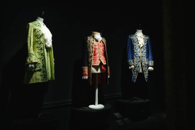 Tasarımcı ve tasarımcı Lorenzo Caprile Lorenzo Caprile 'in 1 Kasım 2024' te İspanya 'nın Madrid kentindeki Sala Canal de Isabel II' de sergisinin açılışında tasarladığı elbiseler.