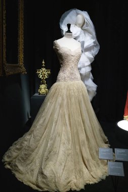 Tasarımcı ve tasarımcı Lorenzo Caprile Lorenzo Caprile 'in 1 Kasım 2024' te İspanya 'nın Madrid kentindeki Sala Canal de Isabel II' de sergisinin açılışında tasarladığı elbiseler.