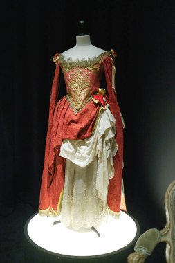 Tasarımcı ve tasarımcı Lorenzo Caprile Lorenzo Caprile 'in 1 Kasım 2024' te İspanya 'nın Madrid kentindeki Sala Canal de Isabel II' de sergisinin açılışında tasarladığı elbiseler.