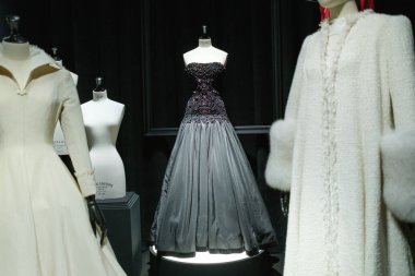 Tasarımcı ve tasarımcı Lorenzo Caprile Lorenzo Caprile 'in 1 Kasım 2024' te İspanya 'nın Madrid kentindeki Sala Canal de Isabel II' de sergisinin açılışında tasarladığı elbiseler.