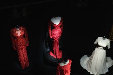 Tasarımcı ve tasarımcı Lorenzo Caprile Lorenzo Caprile 'in 1 Kasım 2024' te İspanya 'nın Madrid kentindeki Sala Canal de Isabel II' de sergisinin açılışında tasarladığı elbiseler.