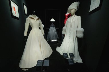 Tasarımcı ve tasarımcı Lorenzo Caprile Lorenzo Caprile 'in 1 Kasım 2024' te İspanya 'nın Madrid kentindeki Sala Canal de Isabel II' de sergisinin açılışında tasarladığı elbiseler.