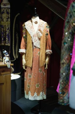 Tasarımcı ve tasarımcı Lorenzo Caprile Lorenzo Caprile 'in 1 Kasım 2024' te İspanya 'nın Madrid kentindeki Sala Canal de Isabel II' de sergisinin açılışında tasarladığı elbiseler.