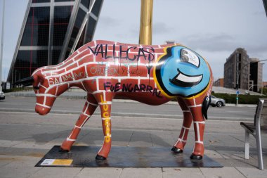 İnek şeklinde bir heykel Madrid İnek Galerisi 'nde yapıldı, 3 noviembre, 2024, Madrid, İspanya. Madrid Cow Galerisi, Galeria Jorge Alcolea ve Madrid Belediye Binası 'nın yer aldığı şehir sergisi..