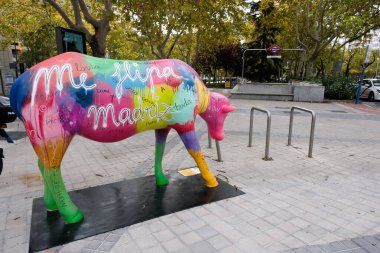 İnek şeklinde bir heykel Madrid İnek Galerisi 'nde yapıldı, 3 noviembre, 2024, Madrid, İspanya. Madrid Cow Galerisi, Galeria Jorge Alcolea ve Madrid Belediye Binası 'nın yer aldığı şehir sergisi..