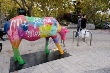 İnek şeklinde bir heykel Madrid İnek Galerisi 'nde yapıldı, 3 noviembre, 2024, Madrid, İspanya. Madrid Cow Galerisi, Galeria Jorge Alcolea ve Madrid Belediye Binası 'nın yer aldığı şehir sergisi..
