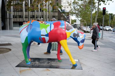 İnek şeklinde bir heykel Madrid İnek Galerisi 'nde yapıldı, 3 noviembre, 2024, Madrid, İspanya. Madrid Cow Galerisi, Galeria Jorge Alcolea ve Madrid Belediye Binası 'nın yer aldığı şehir sergisi..