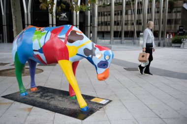 İnek şeklinde bir heykel Madrid İnek Galerisi 'nde yapıldı, 3 noviembre, 2024, Madrid, İspanya. Madrid Cow Galerisi, Galeria Jorge Alcolea ve Madrid Belediye Binası 'nın yer aldığı şehir sergisi..