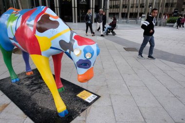 İnek şeklinde bir heykel Madrid İnek Galerisi 'nde yapıldı, 3 noviembre, 2024, Madrid, İspanya. Madrid Cow Galerisi, Galeria Jorge Alcolea ve Madrid Belediye Binası 'nın yer aldığı şehir sergisi..