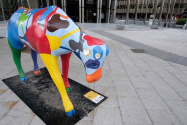 İnek şeklinde bir heykel Madrid İnek Galerisi 'nde yapıldı, 3 noviembre, 2024, Madrid, İspanya. Madrid Cow Galerisi, Galeria Jorge Alcolea ve Madrid Belediye Binası 'nın yer aldığı şehir sergisi..