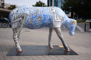 İnek şeklinde bir heykel Madrid İnek Galerisi 'nde yapıldı, 3 noviembre, 2024, Madrid, İspanya. Madrid Cow Galerisi, Galeria Jorge Alcolea ve Madrid Belediye Binası 'nın yer aldığı şehir sergisi..