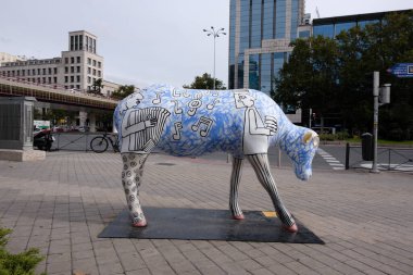 İnek şeklinde bir heykel Madrid İnek Galerisi 'nde yapıldı, 3 noviembre, 2024, Madrid, İspanya. Madrid Cow Galerisi, Galeria Jorge Alcolea ve Madrid Belediye Binası 'nın yer aldığı şehir sergisi..