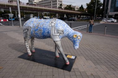 İnek şeklinde bir heykel Madrid İnek Galerisi 'nde yapıldı, 3 noviembre, 2024, Madrid, İspanya. Madrid Cow Galerisi, Galeria Jorge Alcolea ve Madrid Belediye Binası 'nın yer aldığı şehir sergisi..