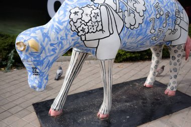 İnek şeklinde bir heykel Madrid İnek Galerisi 'nde yapıldı, 3 noviembre, 2024, Madrid, İspanya. Madrid Cow Galerisi, Galeria Jorge Alcolea ve Madrid Belediye Binası 'nın yer aldığı şehir sergisi..