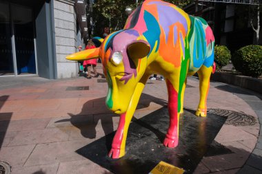 İnek şeklinde bir heykel Madrid İnek Galerisi 'nde yapıldı, 3 noviembre, 2024, Madrid, İspanya. Madrid Cow Galerisi, Galeria Jorge Alcolea ve Madrid Belediye Binası 'nın yer aldığı şehir sergisi..