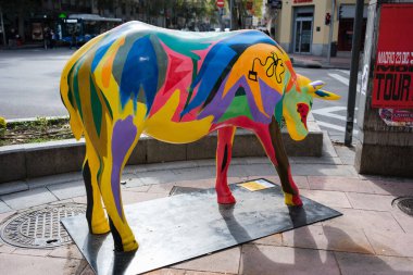 İnek şeklinde bir heykel Madrid İnek Galerisi 'nde yapıldı, 3 noviembre, 2024, Madrid, İspanya. Madrid Cow Galerisi, Galeria Jorge Alcolea ve Madrid Belediye Binası 'nın yer aldığı şehir sergisi..